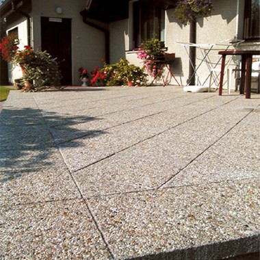 Bruk-Bet Sp. z o.o. - Patio slabs RESIDENCE rustical - Embodiment 8 - plate RESIDENCE multigran