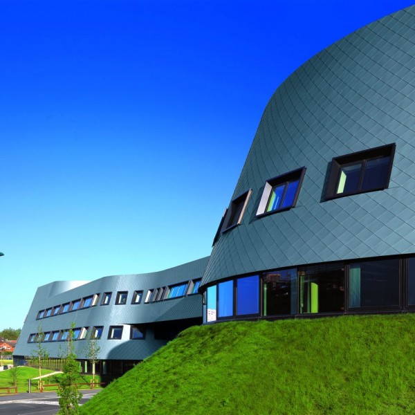 RHEINZINK U.K. - RHEINZINK U.K. - Sir Colin Campbell Building, University of Nottingham, United Kingdom, technology scales facade, sheet RHEINZINK preweatheredpro blue-gray